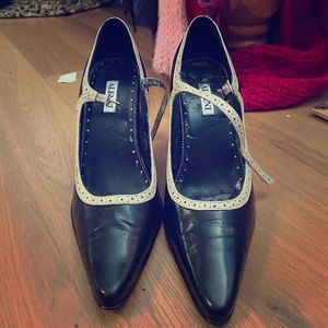 Alfani black shoe with a white trim